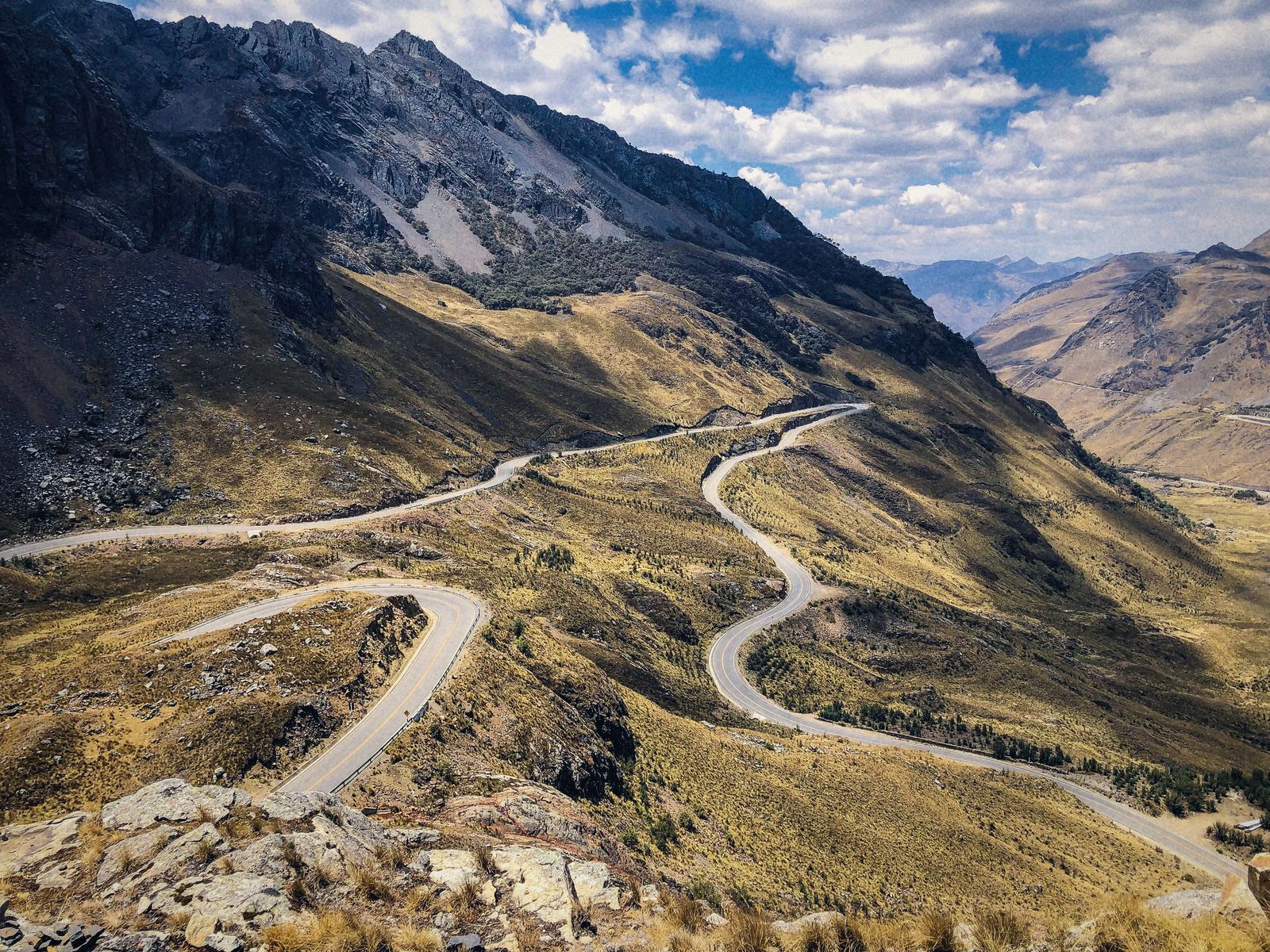 Carretera de montaña que serpentea por una ladera de los Andes del Perú
