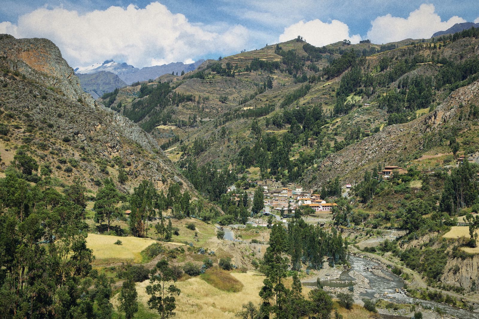 Pueblo de San Luis entre laderas verdes y cerros, en la sierra del Perú
