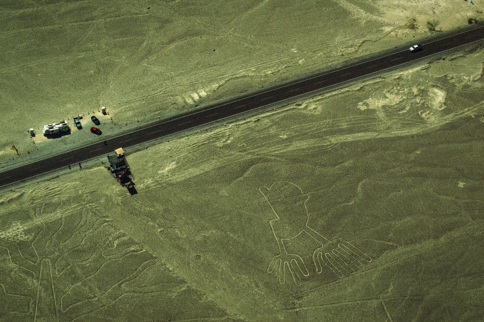 La Panamericana Sur vista desde arriba en Nazca, junto al mirador y al geoglifo de Las Manos