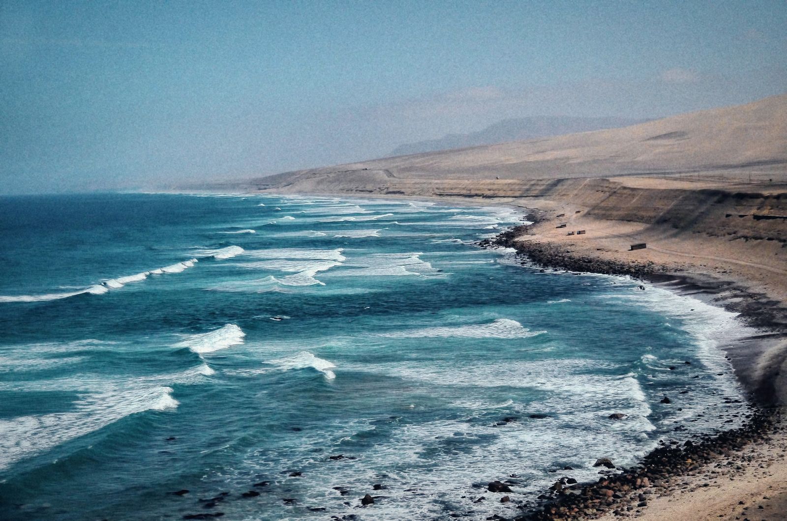 Litoral desértico con oleaje, en el tramo costero entre Nazca y Arequipa