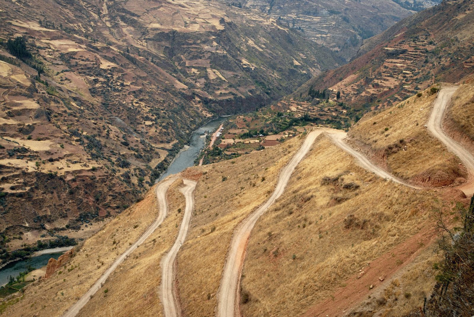 Camino afirmado en zigzag sobre un cañón andino, en Llata, Huánuco