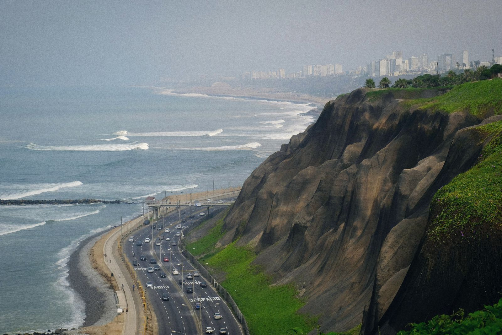 Tráfico en el circuito de playas de la Costa Verde, Lima, junto a los acantilados