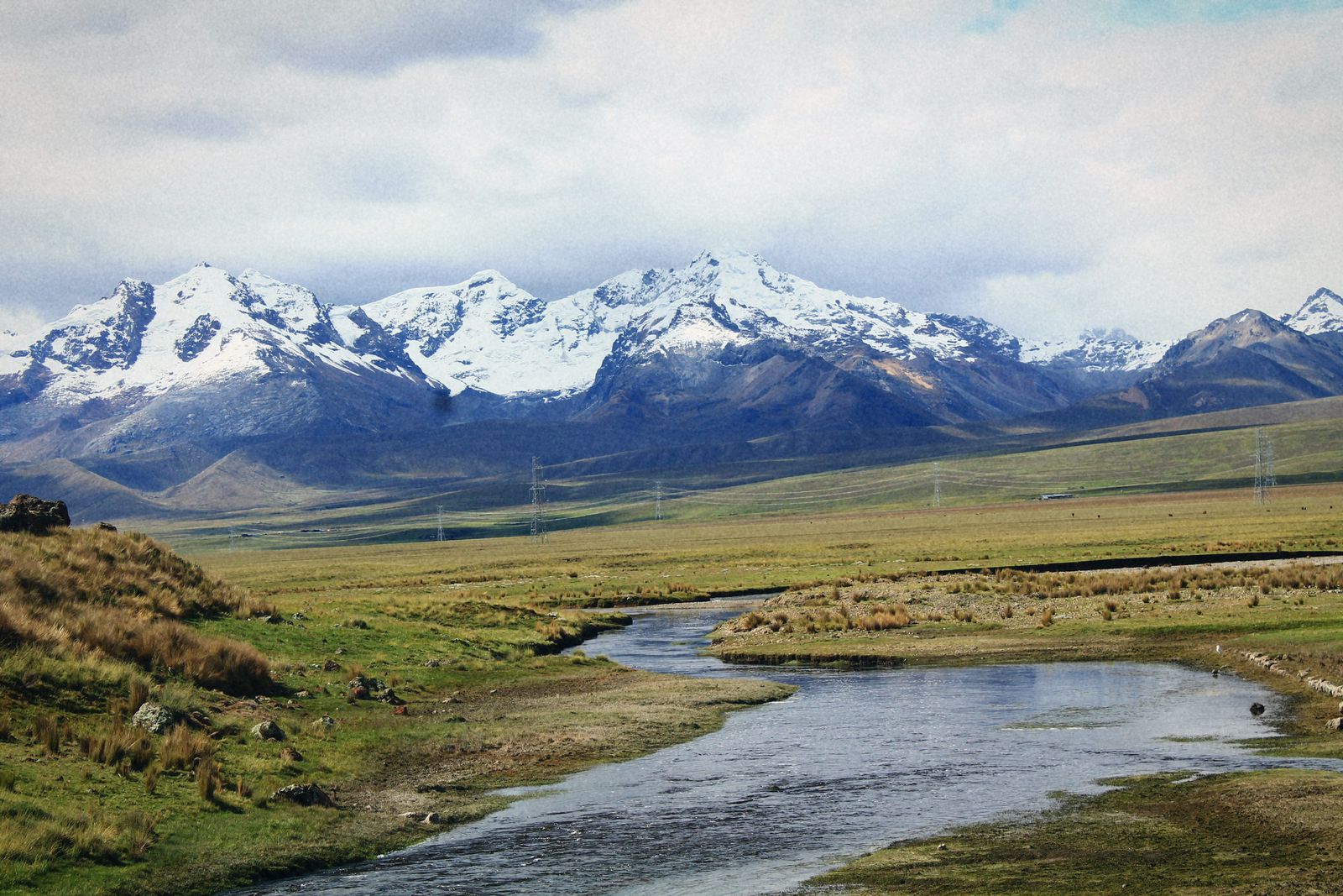 La puna de Conococha, donde nace el río Santa, con los nevados de la cordillera al fondo
